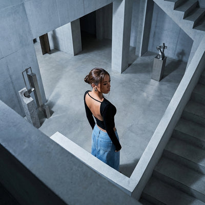 T-shirt dos nu noir femme, manches longues ajustées. Mode Coréenne Koreanxwear. Automne-Hiver.