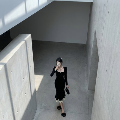 Robe longue coréenne en velours noir femme, col carré, manches longues, ajustée et élégante.