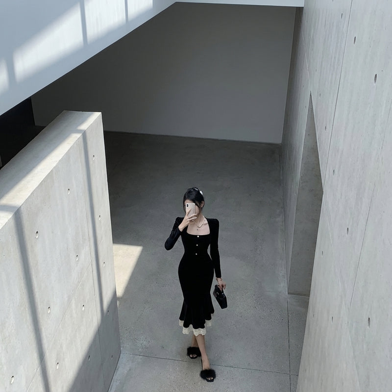 Robe longue coréenne en velours noir femme, col carré, manches longues, ajustée et élégante.